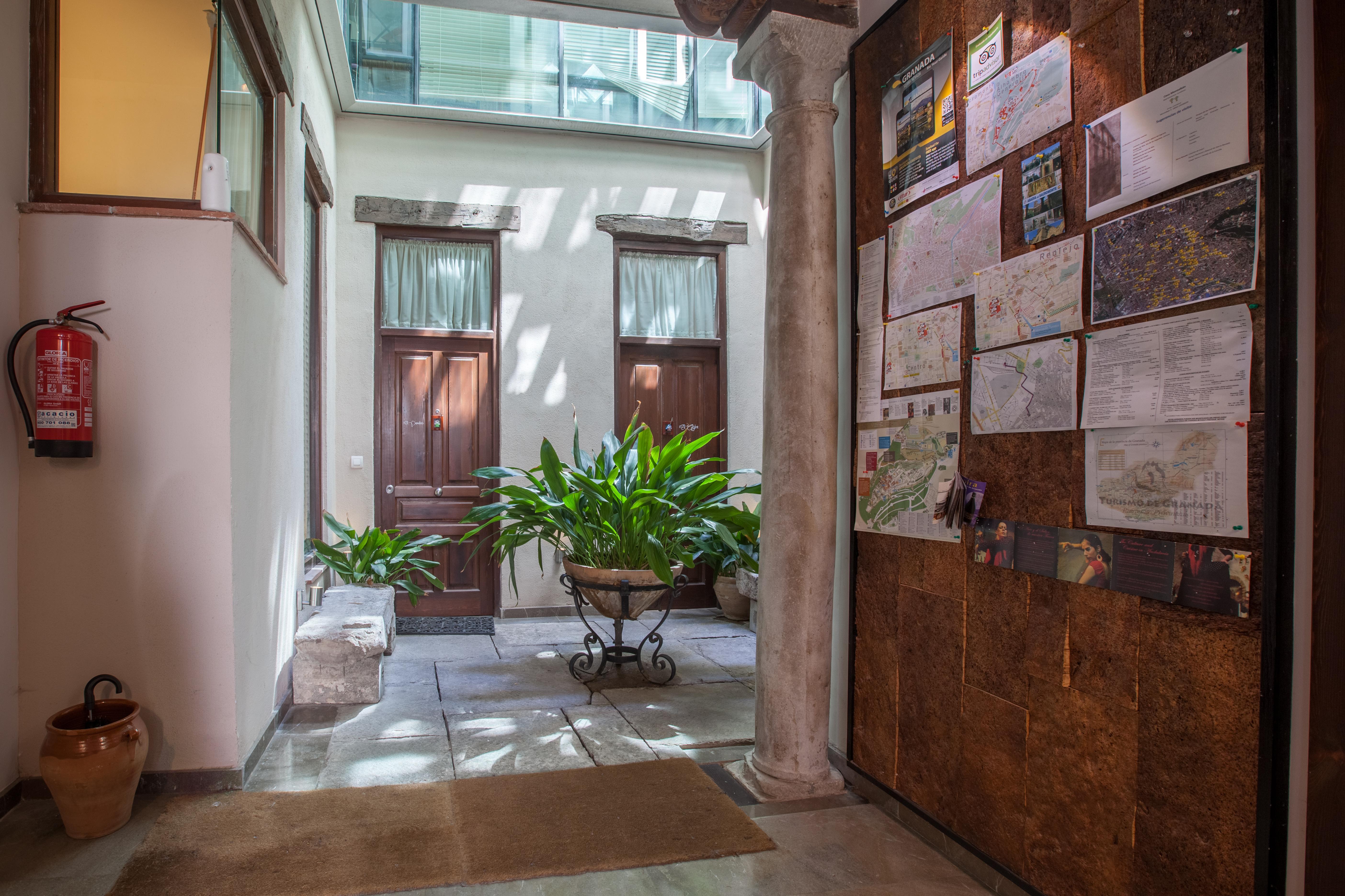 กาซา มอนตัลบัน อปาร์ตาเมนโตส Apartment กรานาดา ภายนอก รูปภาพ